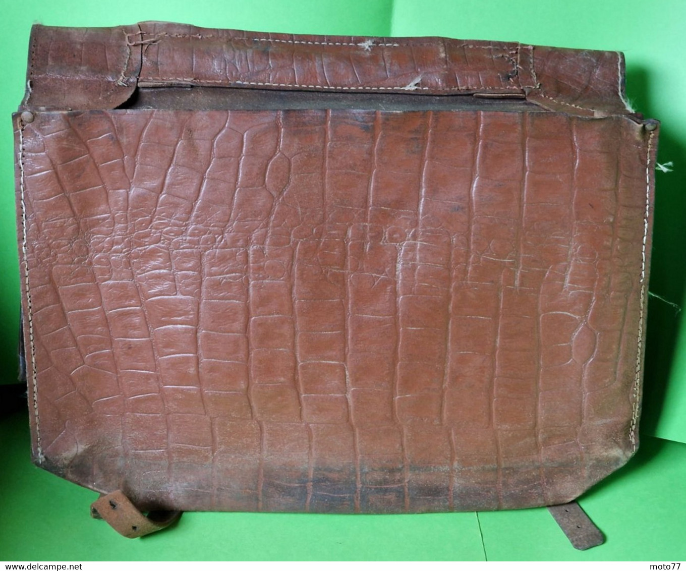 Ancien SAC d'école en CUIR épais "cavalier" 2 poches - dessin façon croco - Utilisation durant 2 générations -Vers 1940