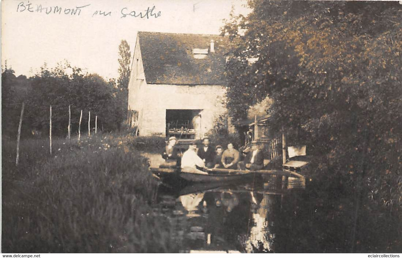 Beaumont Sur Sarthe           72        Ferme 'Le Moulin'  Famille Dans Une Barque  Carte Photo     (voir Scan) - Beaumont Sur Sarthe