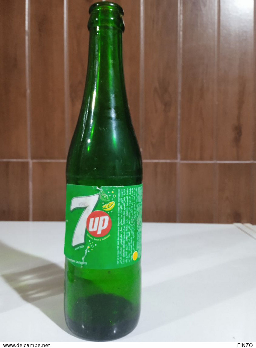 DEUX BOUTEILLES ECRITURE EN ARBE _ COCA COLA _ 7UP - Soda