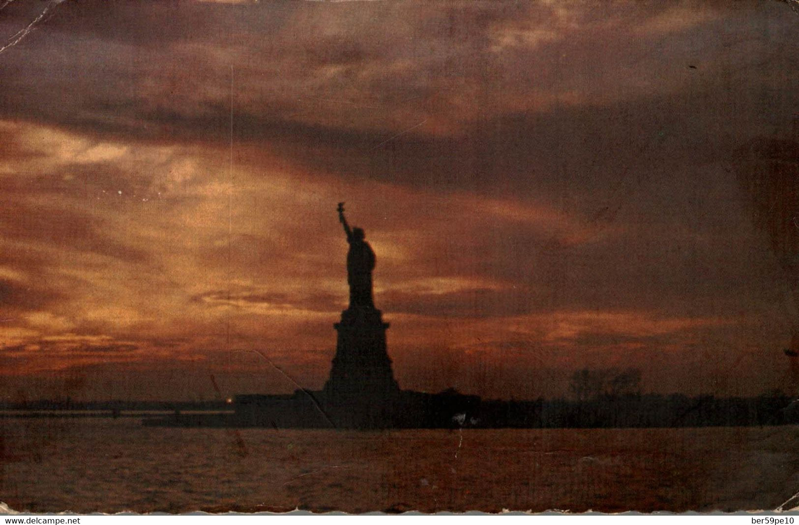 USA NEW YORK CITY THE STATUE OF LIBERTY AT SUNSET - Freiheitsstatue