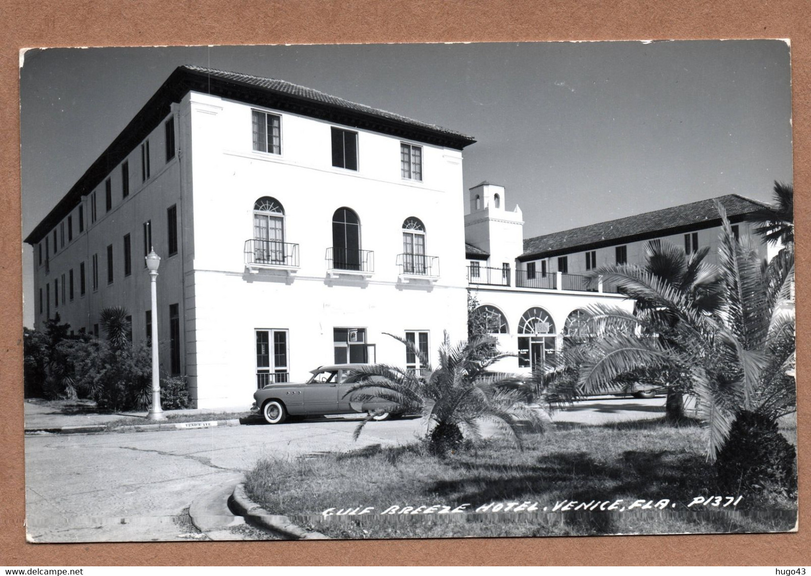 (RECTO / VERSO) VENICE 1957 - GULF BREEZE HOTEL WITH OLD CAR / VIEILLE VOITURE - LEGER PLI ANGLE BAS A GAUCHE - FMT CPA - Venice