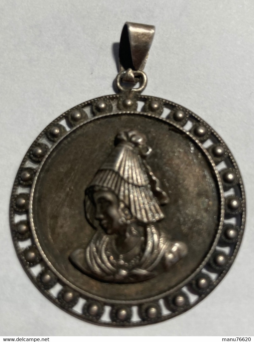 Bijoux , Pendentif : Médaille Coiffe Régionale ? Ancienne . - Pendants