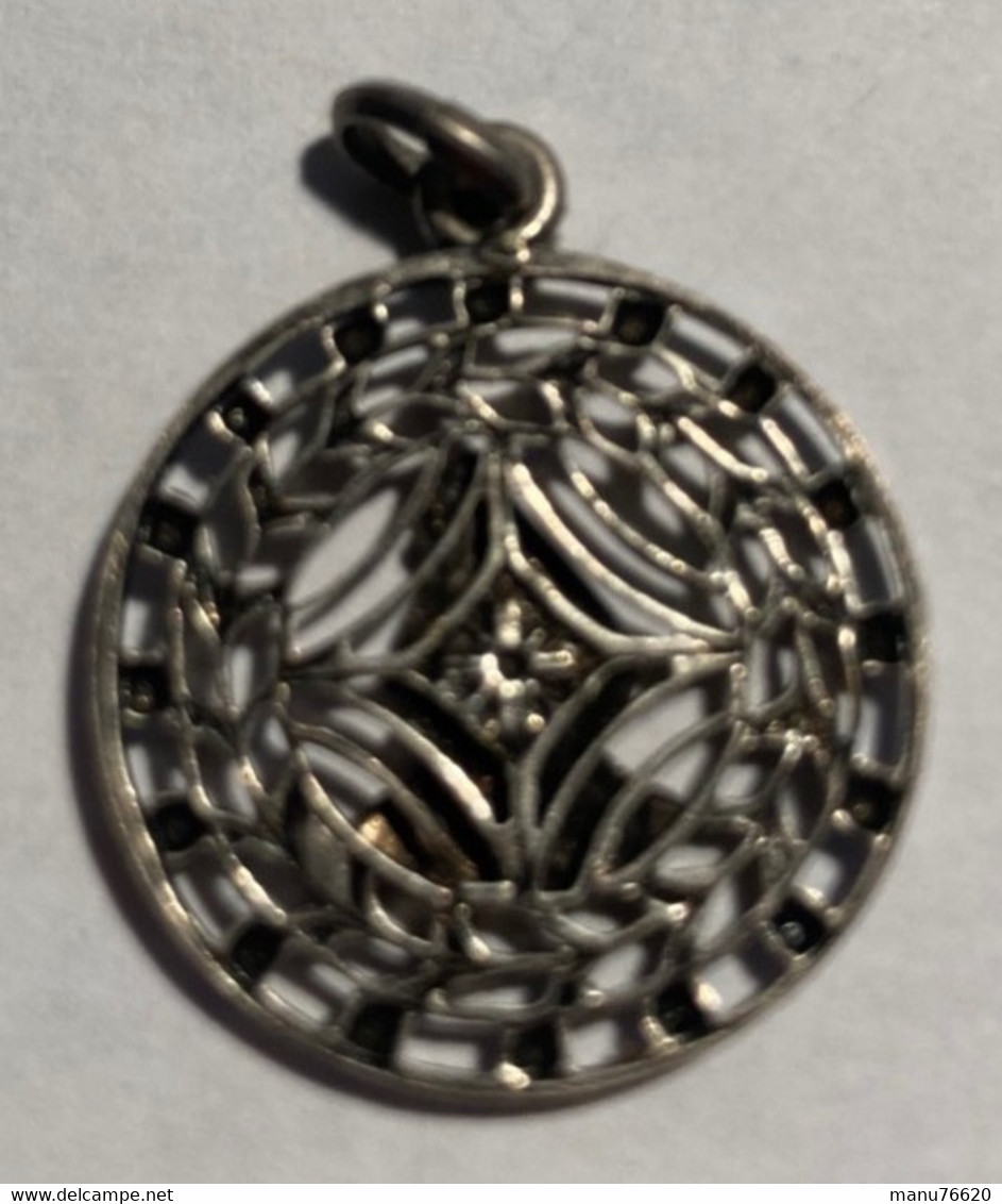 Bijoux , Pendentif : Médaille Coiffe Régionale ? Ancienne . - Pendentifs