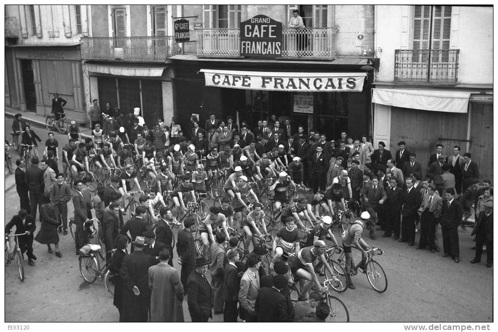 Ribérac Départ De Course Cycliste Devant Le Grand Café Français, Différente Fait Partie D'une Série De 1 0 Photos - Wielrennen