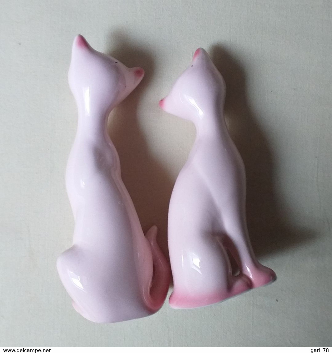 Couple De  Chats En Porcelaine De Couleur Rose, Hauteur 21 Cm - Katten