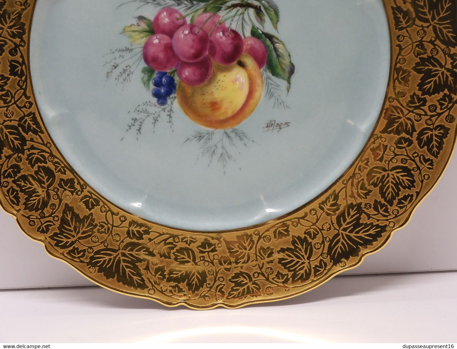 *BELLE ASSIETTE PORCELAINE LIMOGES THEODORE HAVILAND AILE OR signée B ROGER E