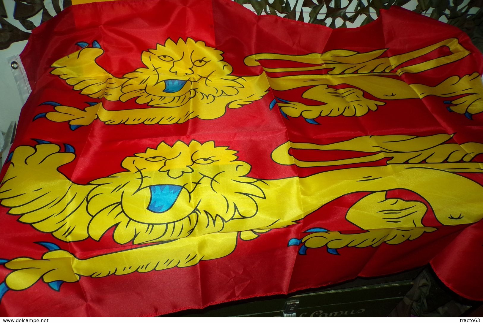 DRAPEAU DE LA NORMANDIE  , DIMENSION 150 CM X 90 CM , DEUX OEUILLETS POUR LE SUSPENDRE , ETAT NEUF VOIR PHOTO . POUR TOU - Flags