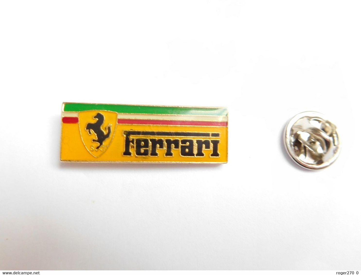 Beau Pin's , Logo Auto Ferrari , époxy ,  Dimensions : 11x30 Mm , Verso Quadrillé - Ferrari