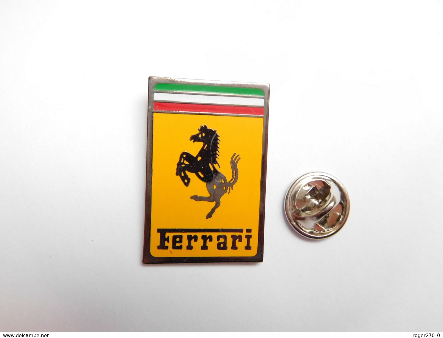 Beau Pin's , Logo Auto Ferrari , En Tôle Peinte ,  Dimensions : 20x30 Mm , Scuderia Ferrari  , Verso Lisse - Ferrari