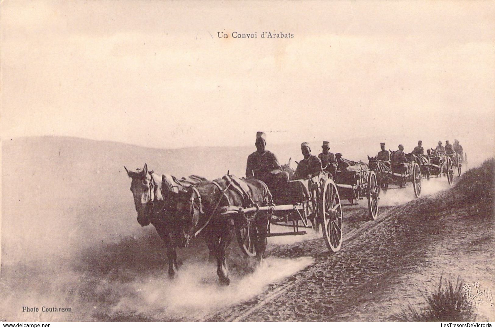 CPA - MILITARIAT - Un Convoi D'Arabats - Chevaux - Manoeuvres