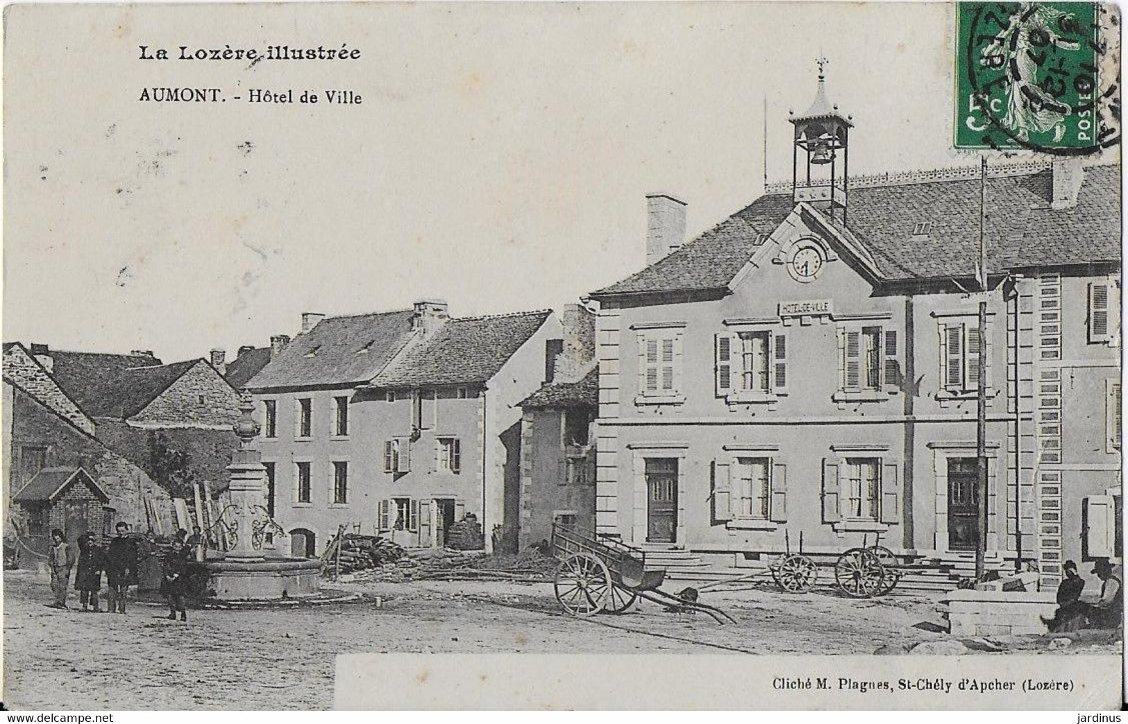 AUMONT ( La Lozère Illustrée ) / Hôtel De Ville Et La Fontaine, Lieu De Rencontre ( 1907) - Aumont Aubrac