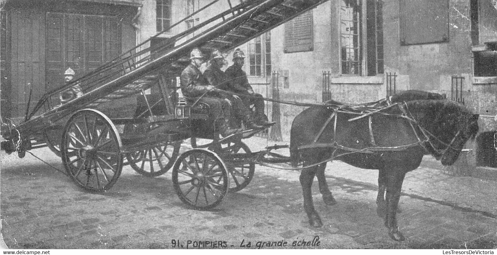 CPA Thèmes - Métiers - Pompiers - La Grande Echelle - Tractée - Cheval - Sapeurs Pompiers - Travailleurs - Feuerwehr