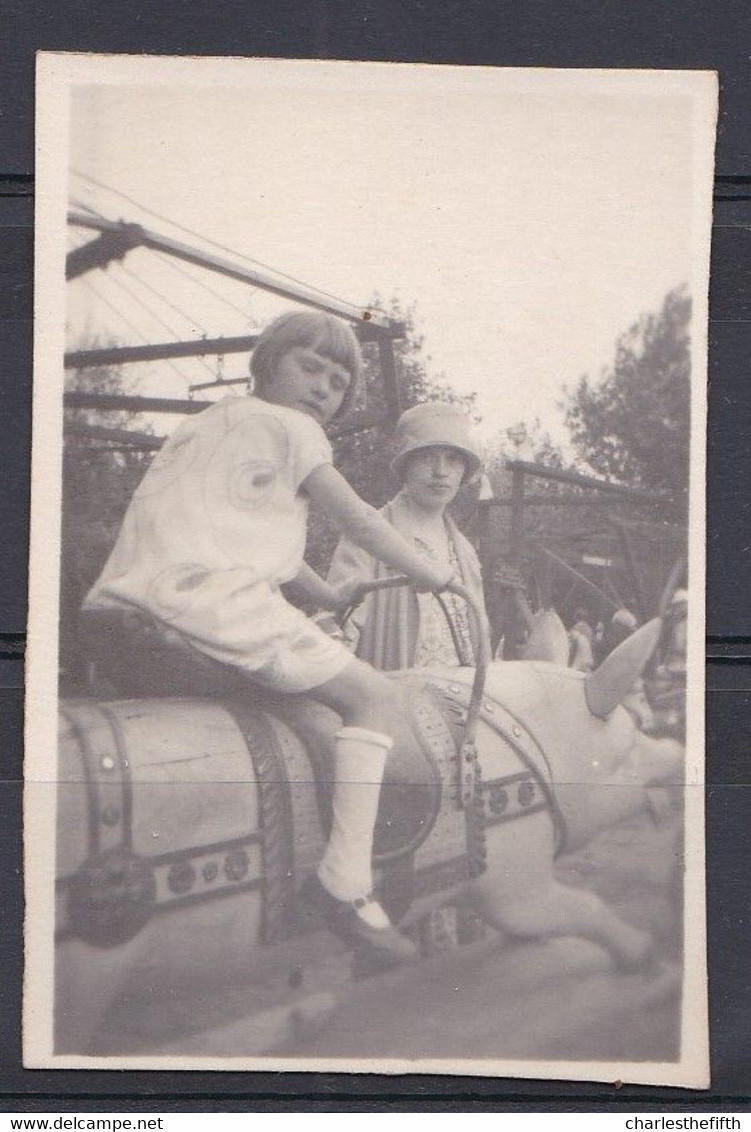 PETITE PHOTO Vers 1920 * JEUNE FILLE SUR COCHON DE JEU * YOUNG GIRL ON TOY PIG - Oud (voor 1900)