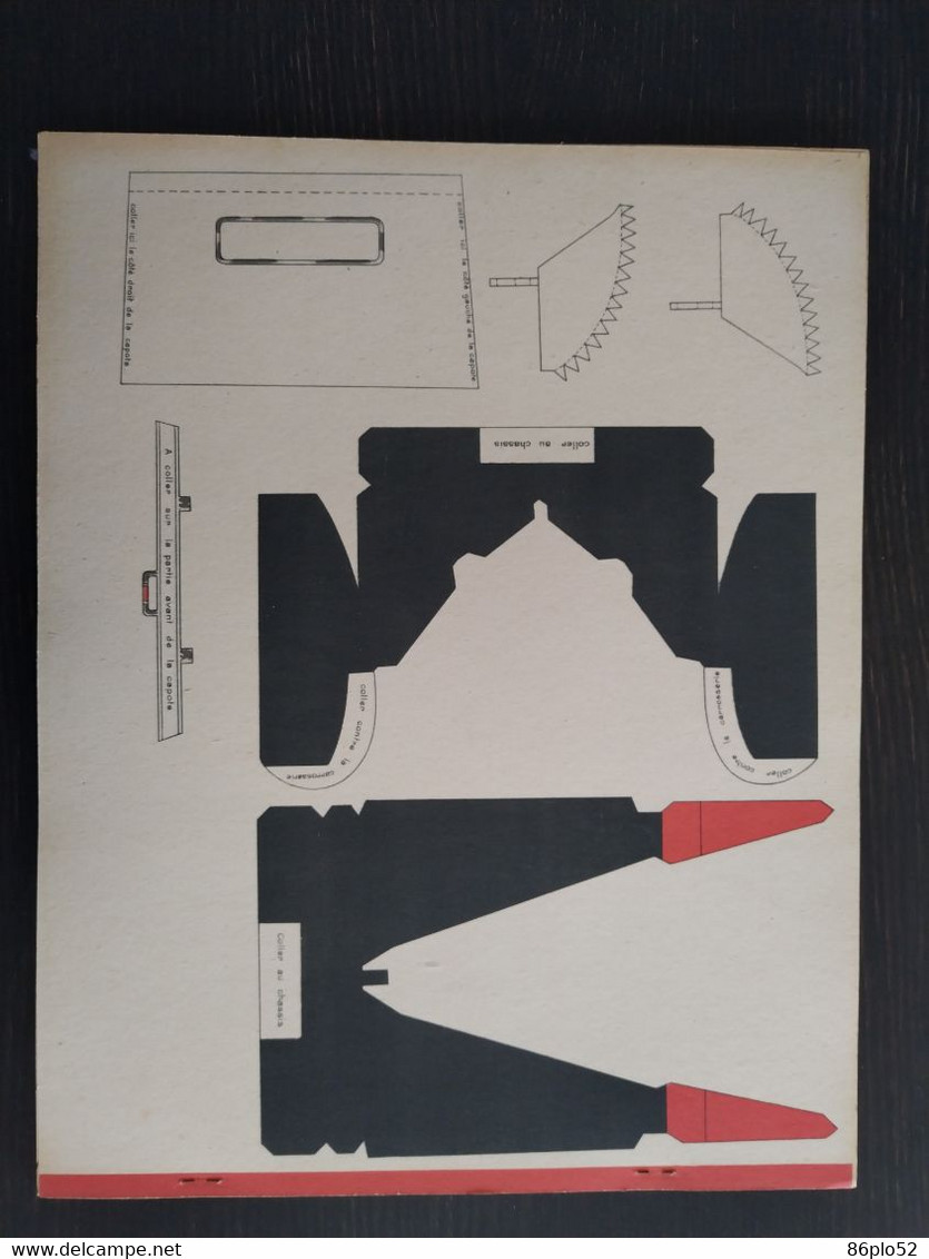 MAQUETTE DE VOITURE DECAPOTABLE EN CARTON (JOUETS ELLEN) ET D'UN AEROPORT- ANNEES 50