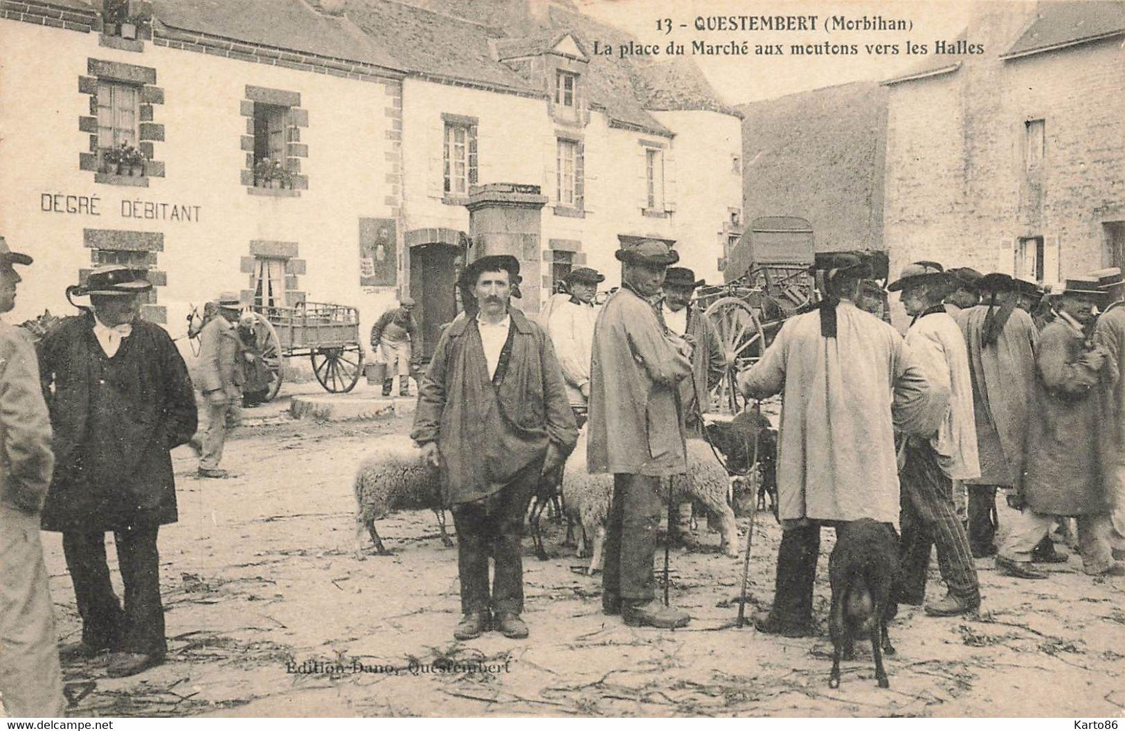 Questembert * La Place Du Marché Aux Moutons Vers Les Halles * DEGRE Débitant - Questembert