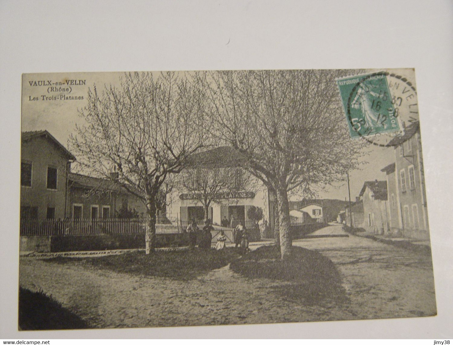 RHONE-VAULX EN VELIN-LES TROIS PLATANES-ANIMEE - Vaux-en-Velin