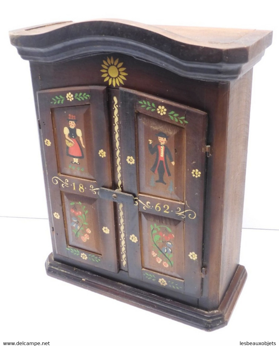 *JOLIE ANCIENNE ARMOIRE de POUPEE BOIS XXe décor personnages PEINTS datée 1862  E