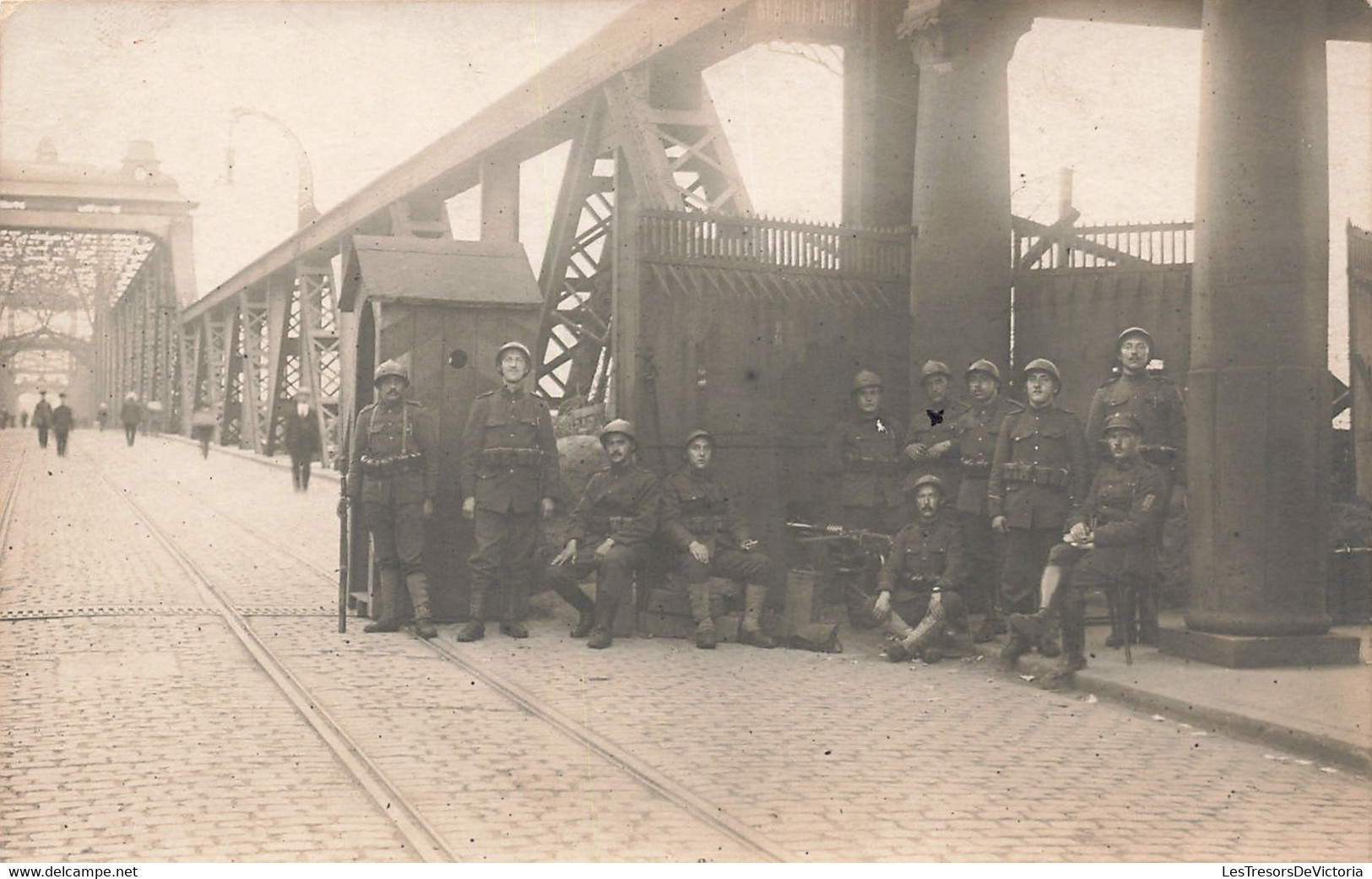 CPA - Militaria - Carte Photo  - Groupe De Soldat Sur Un Pont - Characters