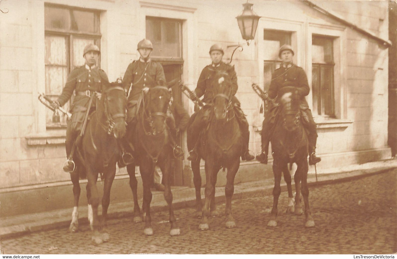 CPA - Militaria - Carte Photo  - Groupe De Soldat à Cheval - Trompette - Casque - Personen