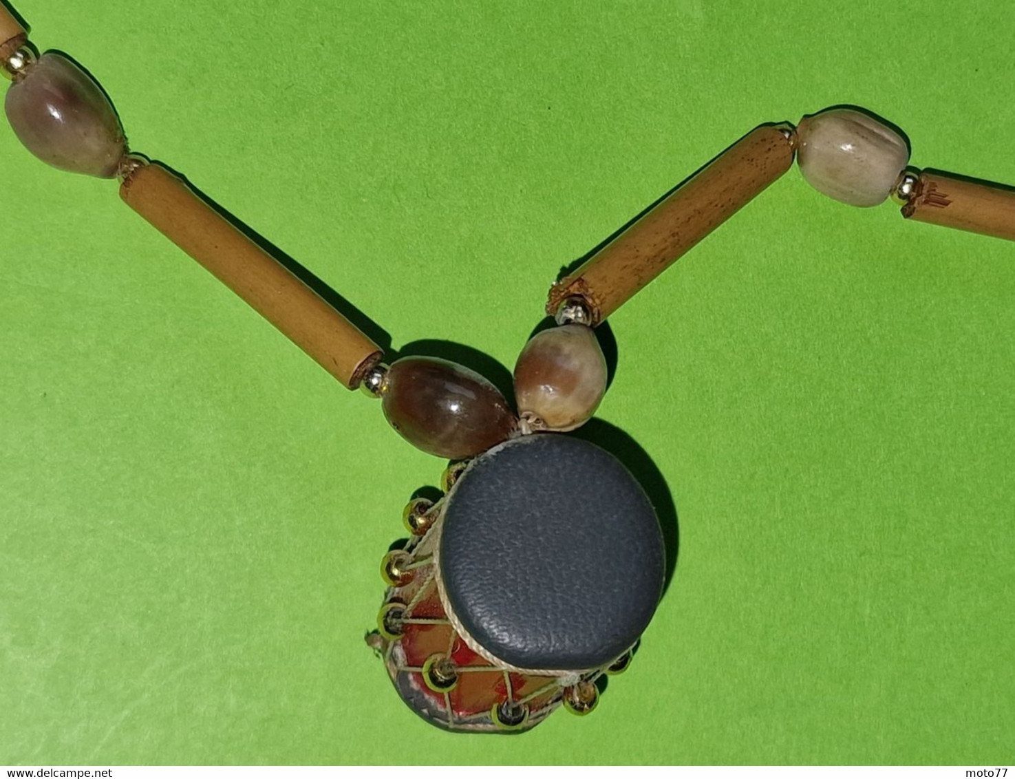 Ancien petit COLLIER de MADAGASCAR - Tambour rouge - Bois et perles en plastique - Vers 1990