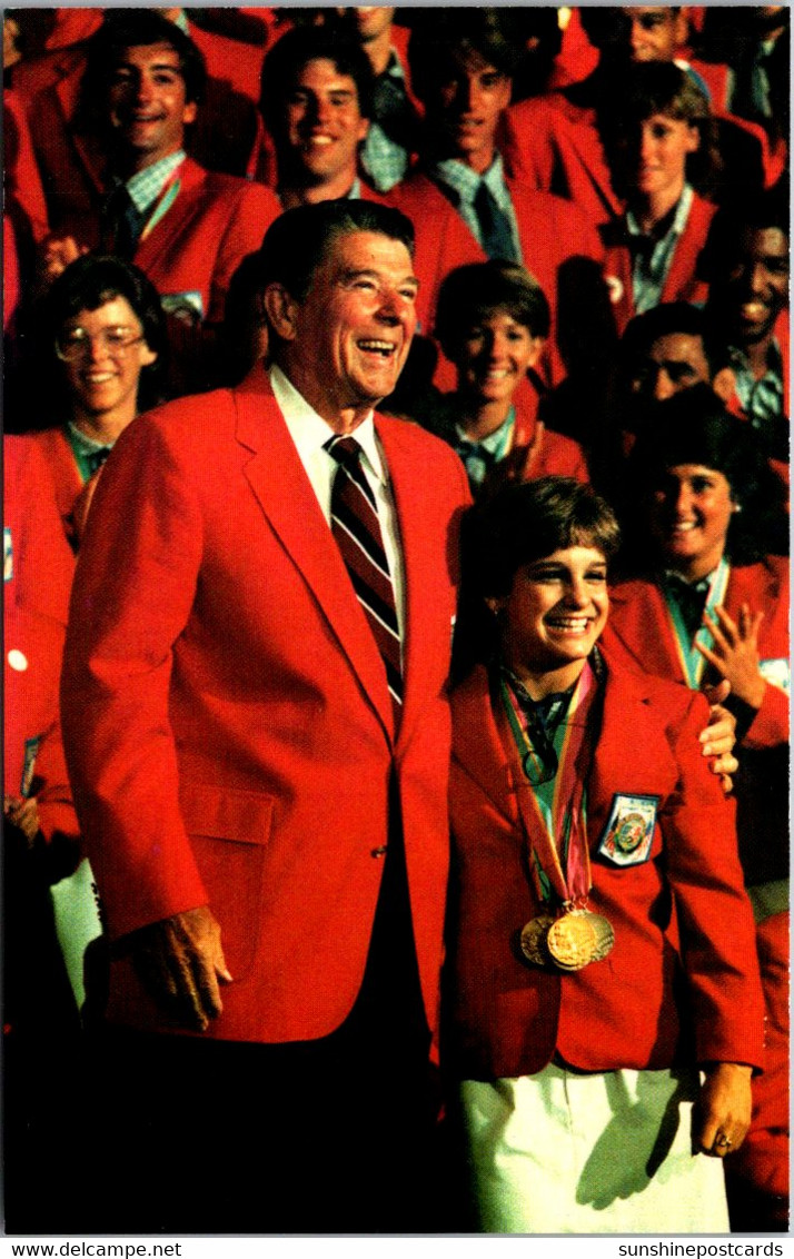 President Ronald Reagan Greeting Mary Lou Retton Of U S Olympic Team In Los Angeles - Präsidenten