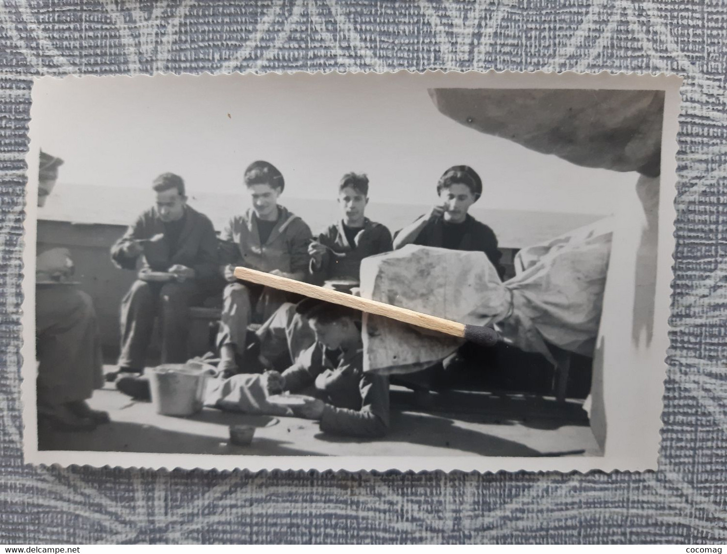 NAVIRE MILITAIRE FREGATE LA DECOUVERTE PHOTO 1948 LE REPAS A BORD 11.5 X 7.2 CM - Bateaux