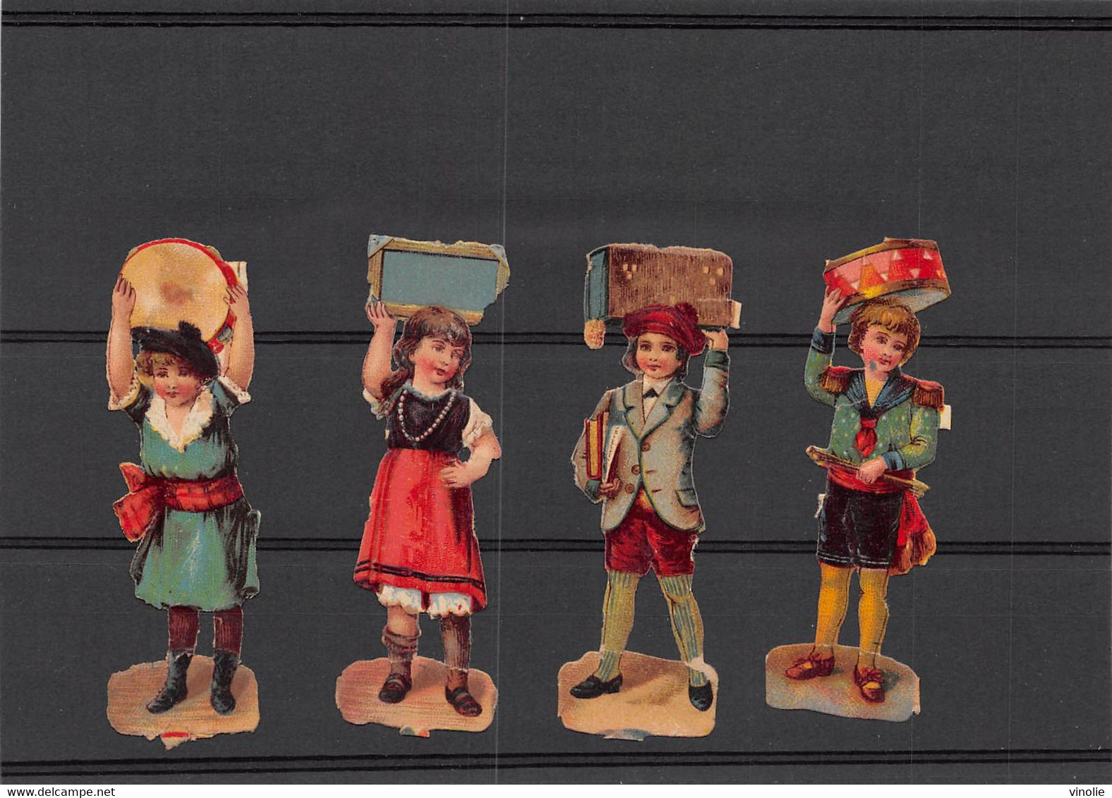 P-23-TON-310 : POCHETTE  FORMAT 11 CM X 15.5 CM. DECOUPIS. ENFANTS AVEC OBJET SUR LA TETE - Kinderen