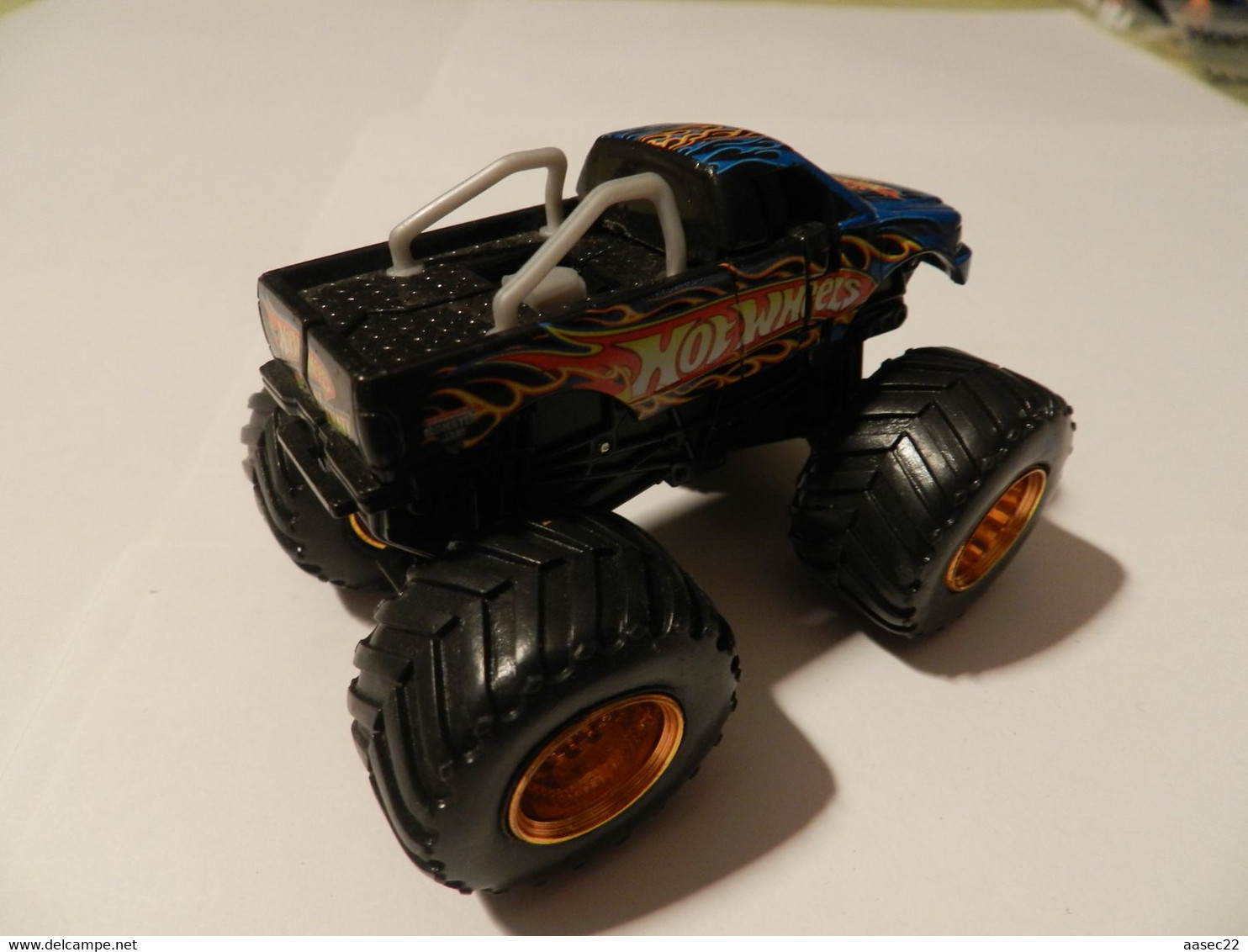 Hotwheels    Monster Truck  (Monster Beat That ) L 9cm     ***  3812  *** Springt Open Bij Botsing - HotWheels