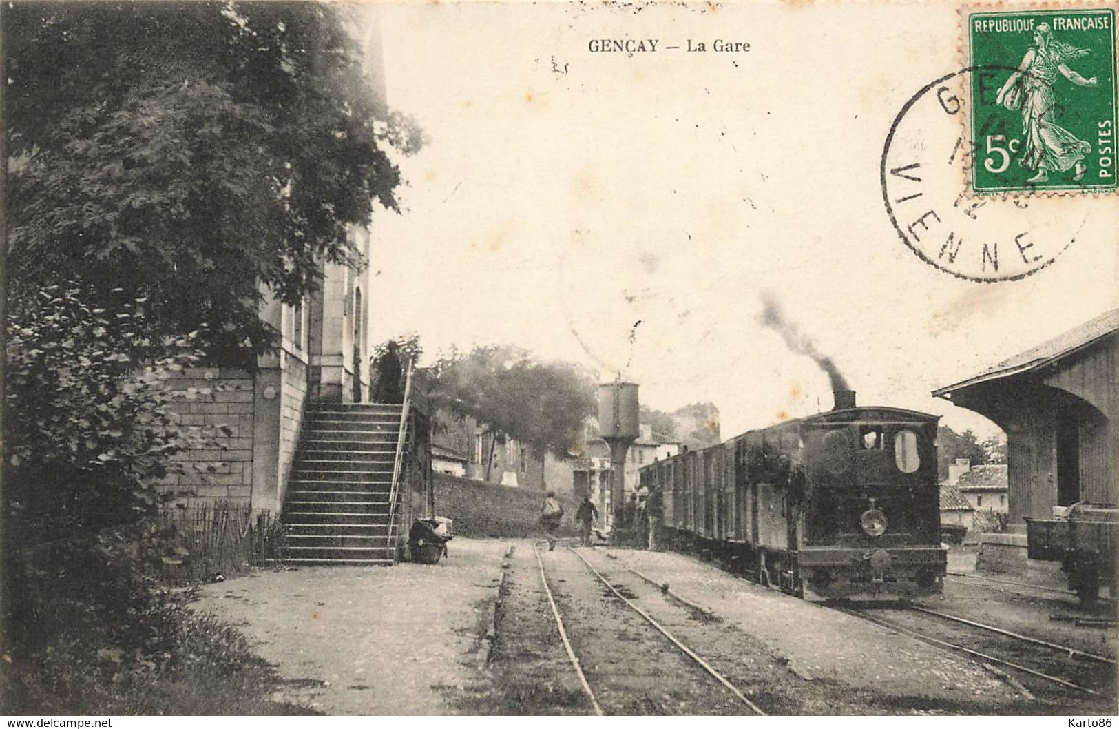 Gençay * Vue Sur La Gare Du Village * Le Train * Ligne Chemin De Fer * Château D'eau - Gencay