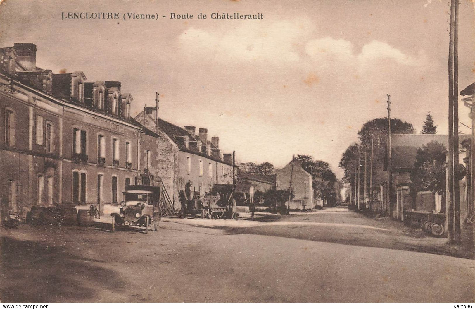 Lencloître * La Route De Châtellerault * Automobile Voiture Ancienne - Lencloitre