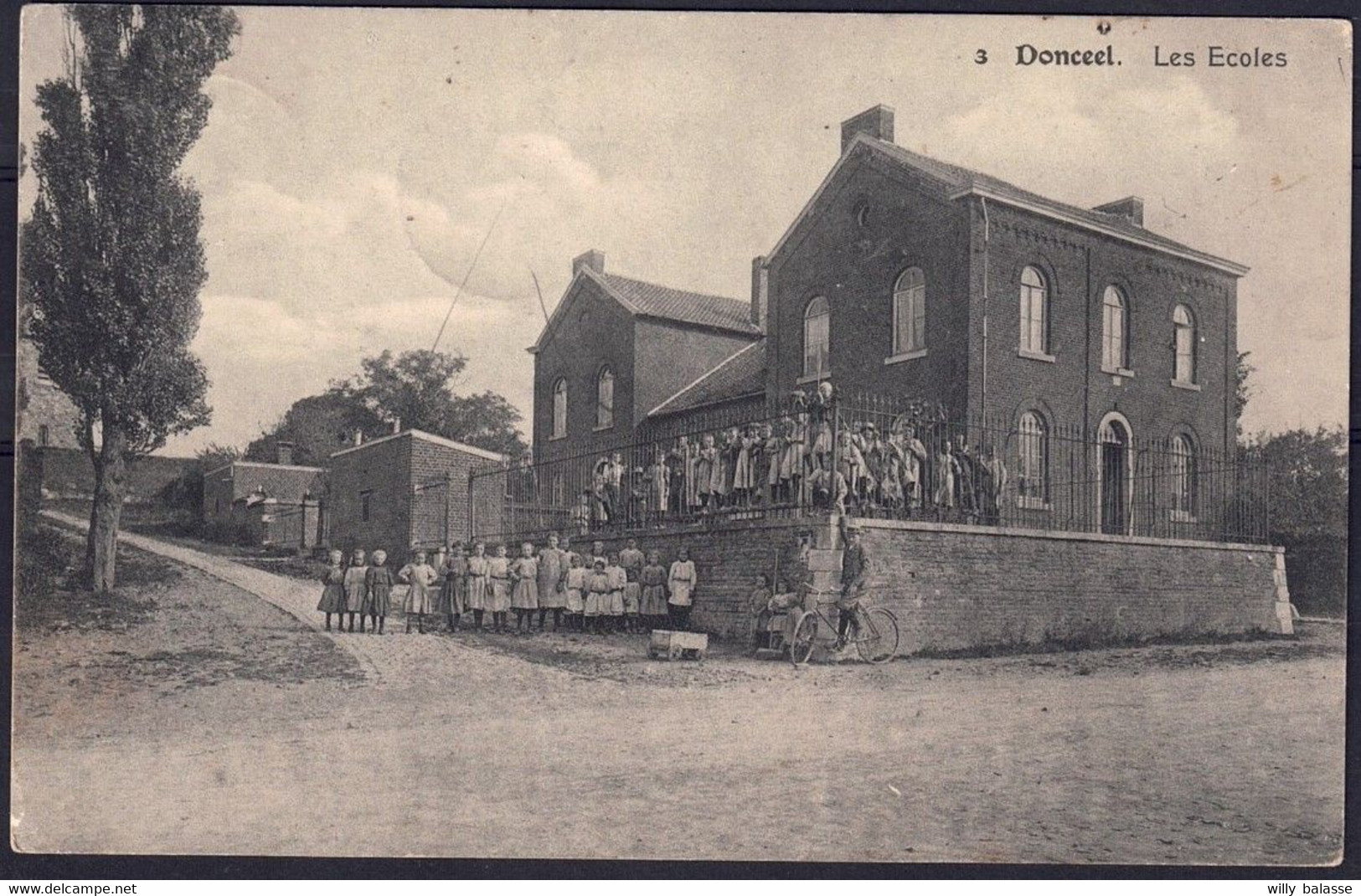 +++ CPA - DONCEEL - Les Ecoles - Carte Animée - Vélo   // - Donceel