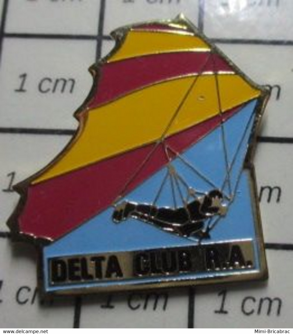 512c Pin's Pins / Beau Et Rare / SPORTS / DELTA CLUB R.A. DELTAPLANE - Parachutting