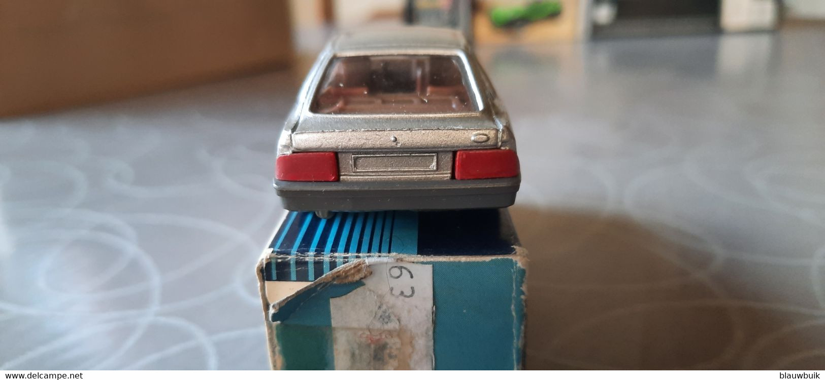 Corgi Ford Sierra 2.3 Ghia 1/64 - Corgi