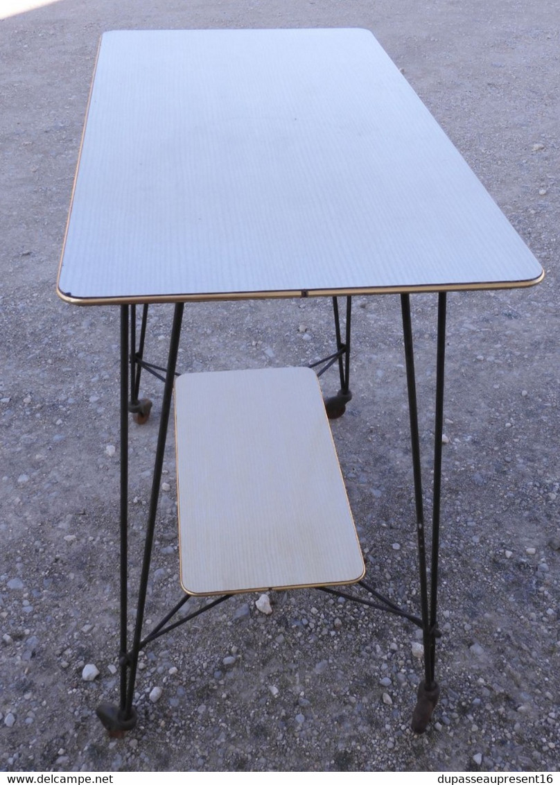 *TABLE DESSERTE VINTAGE FORMICA CLAIR Couleur PEU COURANTE Pieds EIFFEL 1960    E - Tables & Guéridons