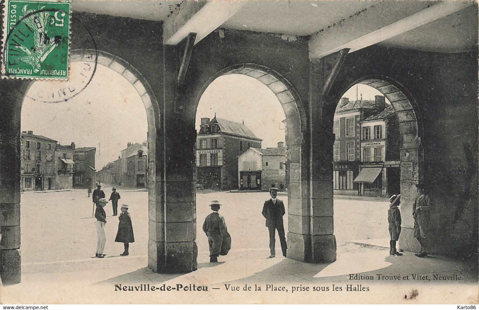 Neuville De Poitou * Vue De La Place , Prise Sous Les Halles * Quincaillerie - Neuville En Poitou