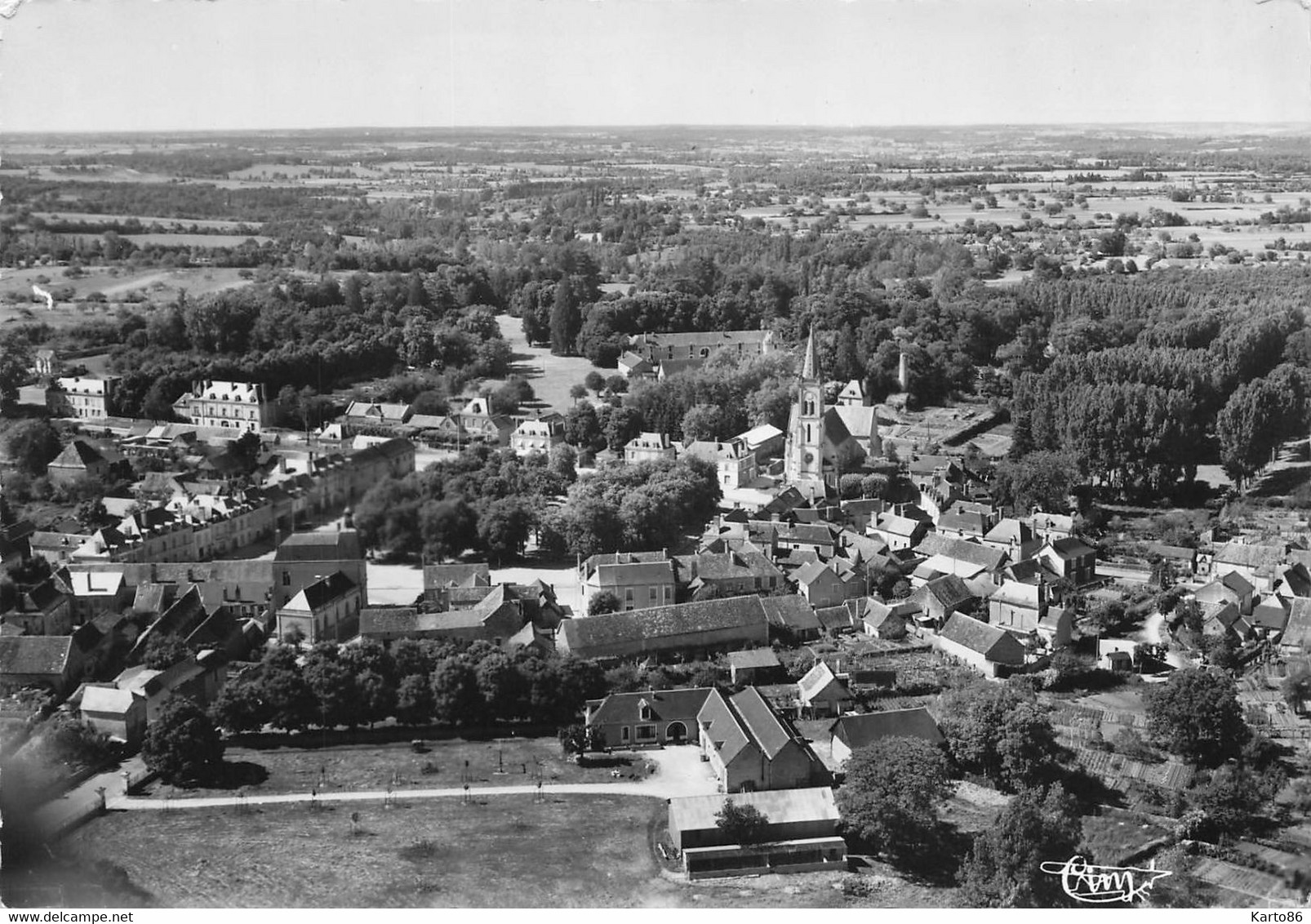 Pleumartin * Vue Aérienne Sur La Place De L'église Au Centre De La Ville - Pleumartin