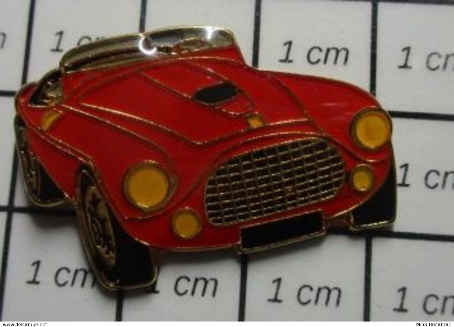 512e Pin's Pins / Beau Et Rare / AUTOMOBILES / PETITE BARQUETTE FERRARI ROUGE ANNEES 60 70 - Ferrari