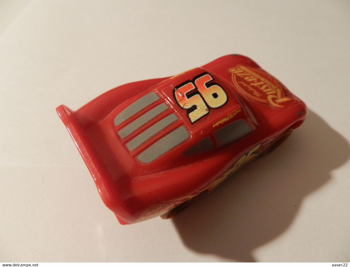 Disney Cars  95 LMC Queen (lengte 75mm)    *** 3717   *** - Other & Unclassified