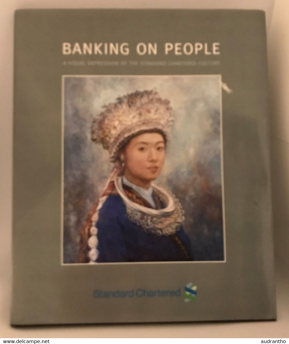 Livre En Anglais Banking On People "miser Sur Les Gens " Standard Chartered 2003 Photos Dessins Individus Multi Racial - Culture