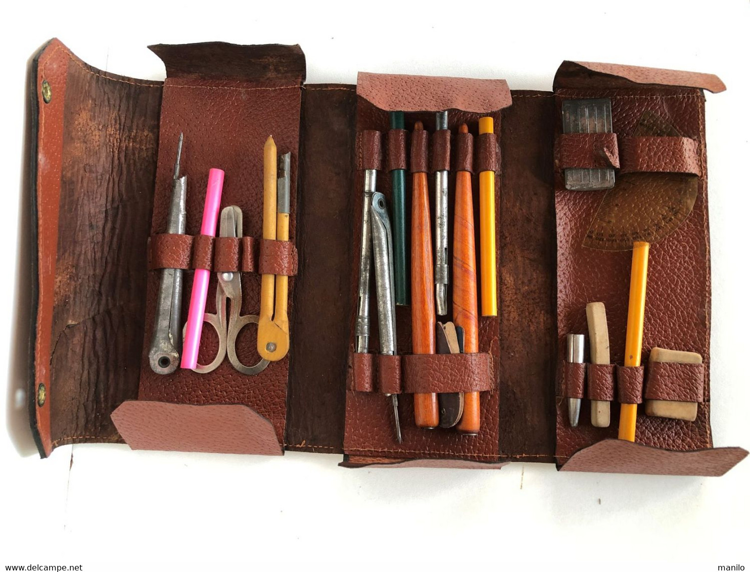 Ancienne TROUSSE D'ECOLIER En Cuir Avec Fournitures D'époque -Rapporteur, Compas, Porte-plumes, Gomme, Ciseaux, Crayons. - Sonstige & Ohne Zuordnung