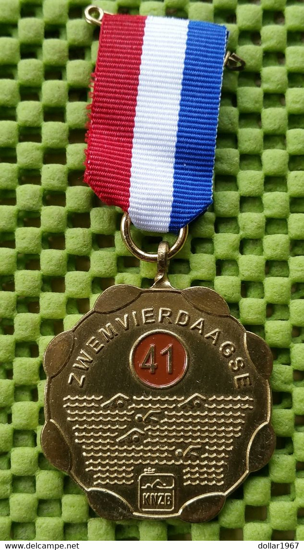 Medaille - Zwemvierdaagse K.N.Z.B. - 41 Maal Gezwommen. -  Used - 2 Scans / Foto's  For Condition.(Originalscan !!) - Natation