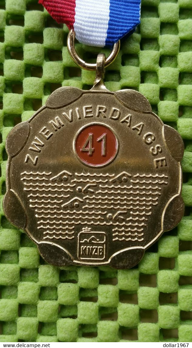 Medaille - Zwemvierdaagse K.N.Z.B. - 41 Maal Gezwommen. -  Used - 2 Scans / Foto's  For Condition.(Originalscan !!) - Schwimmen