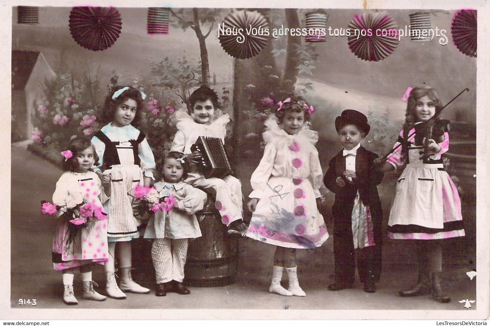 MUSIQUE - FOLKLORE - ENFANTS MUSICIENS - Nous Vous Adressons Tous Nos Compliments - Violon - Carte Postale Ancienne - Gruppen Von Kindern Und Familien