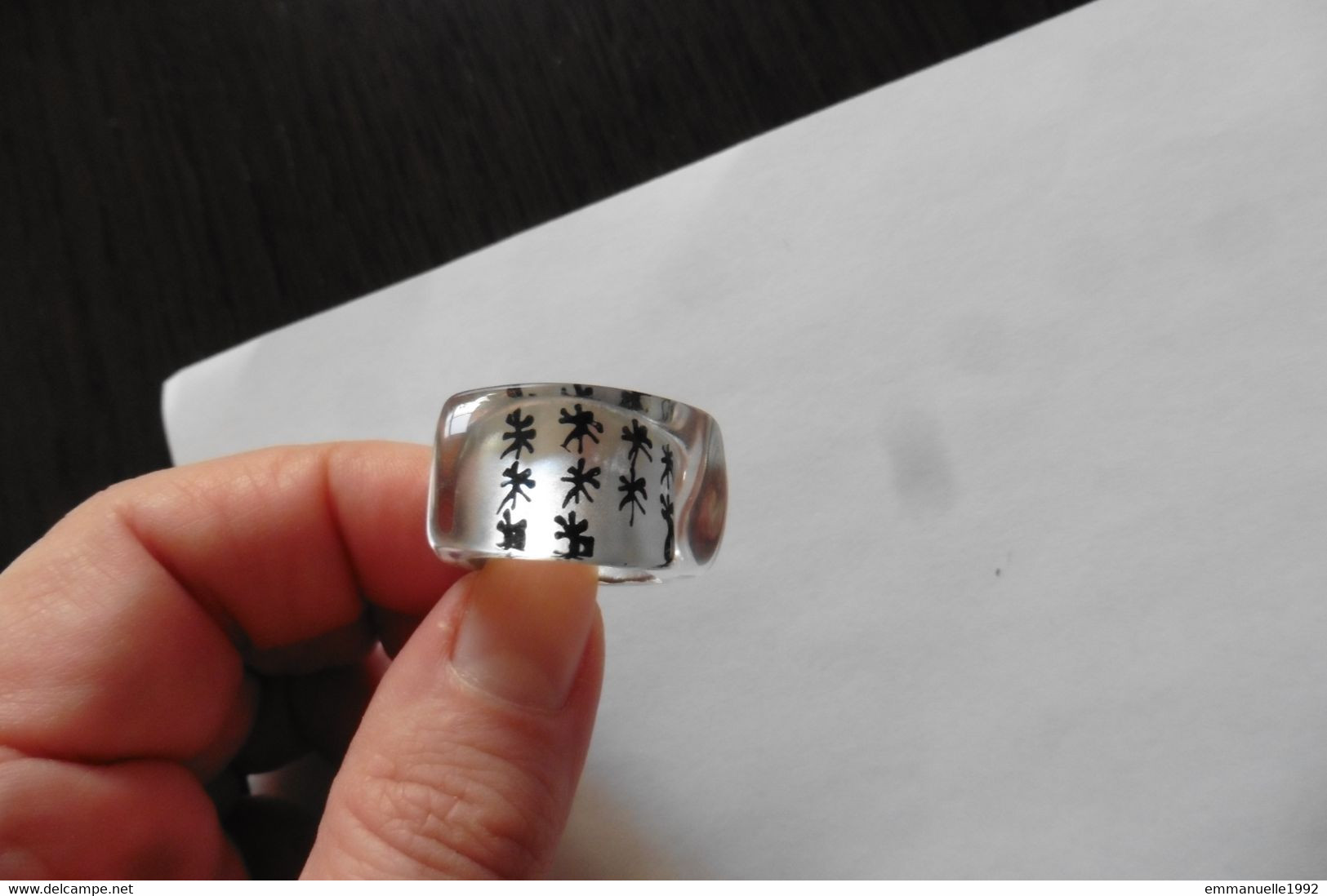 Neuf - Bague Fantaisie Créateur En Plastique Ou Résine Transparent Calligraphie Chinoise Noir Sur Fond Argent T53 - Ring