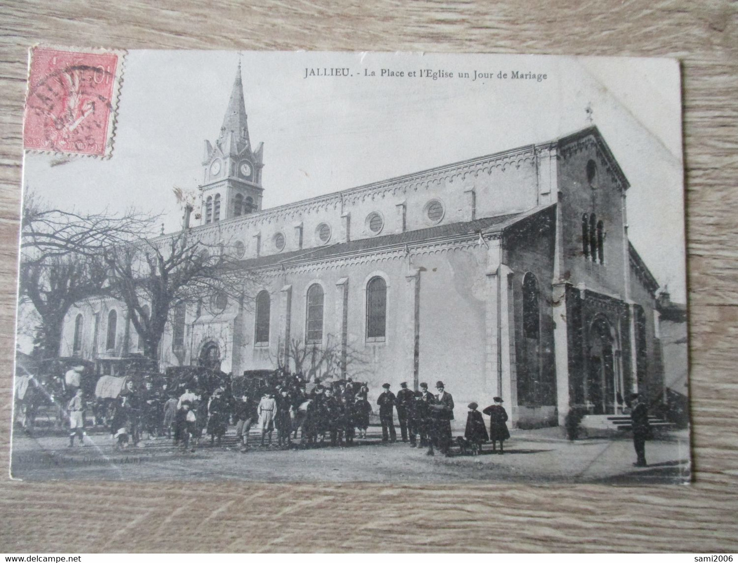 38 JALLIEU LA PLACE ET EGLISE JOUR DE MARIAGE ANIMEE - Jallieu