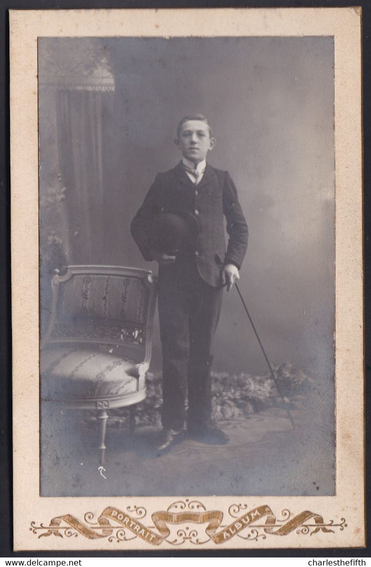 GRANDE PHOTO MONTEE ( 16 X 11cm ) JEUNE HOMME RICHE ET DISTINGUE AVEC CANNE DE MARCHE ET MEUBLE DU TEMPS ( 1870 ) - Old (before 1900)