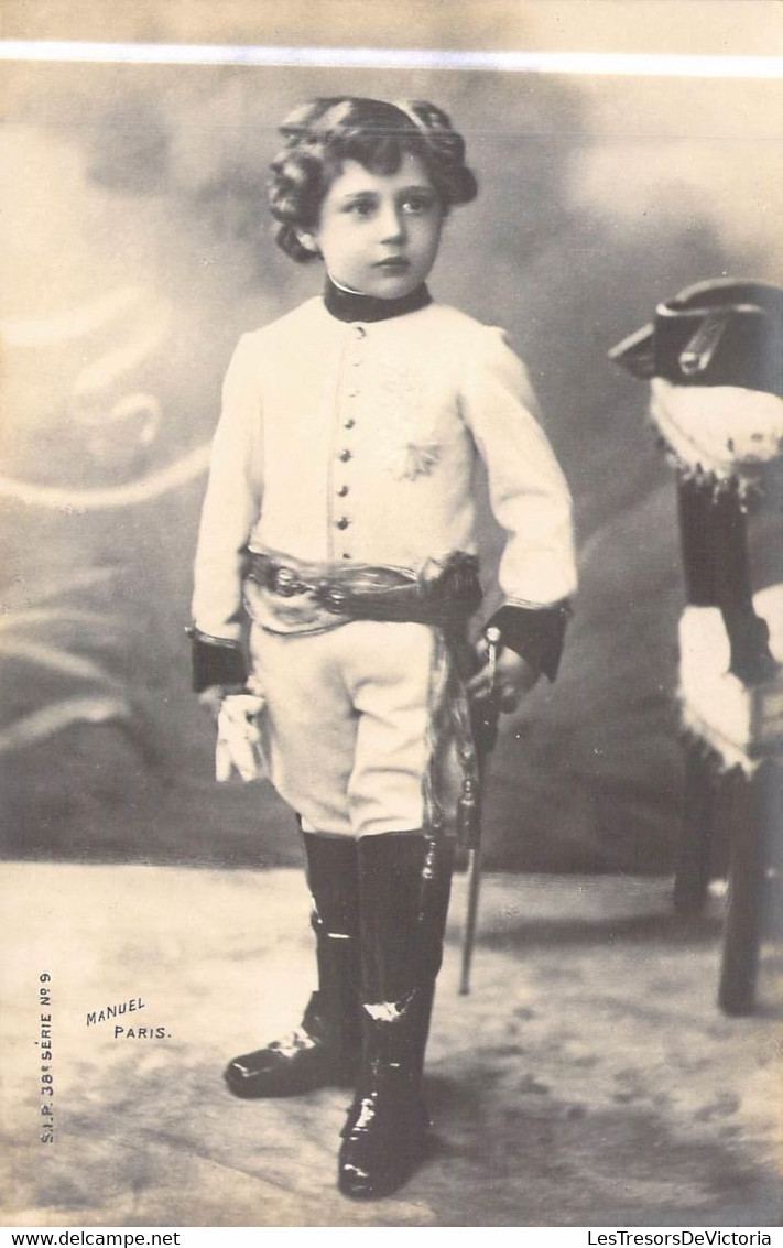 Militaria - Enfant En Uniforme - Epée - Chapeau Atypique - Gants - Portrait - Carte Postale Ancienne - Uniforms