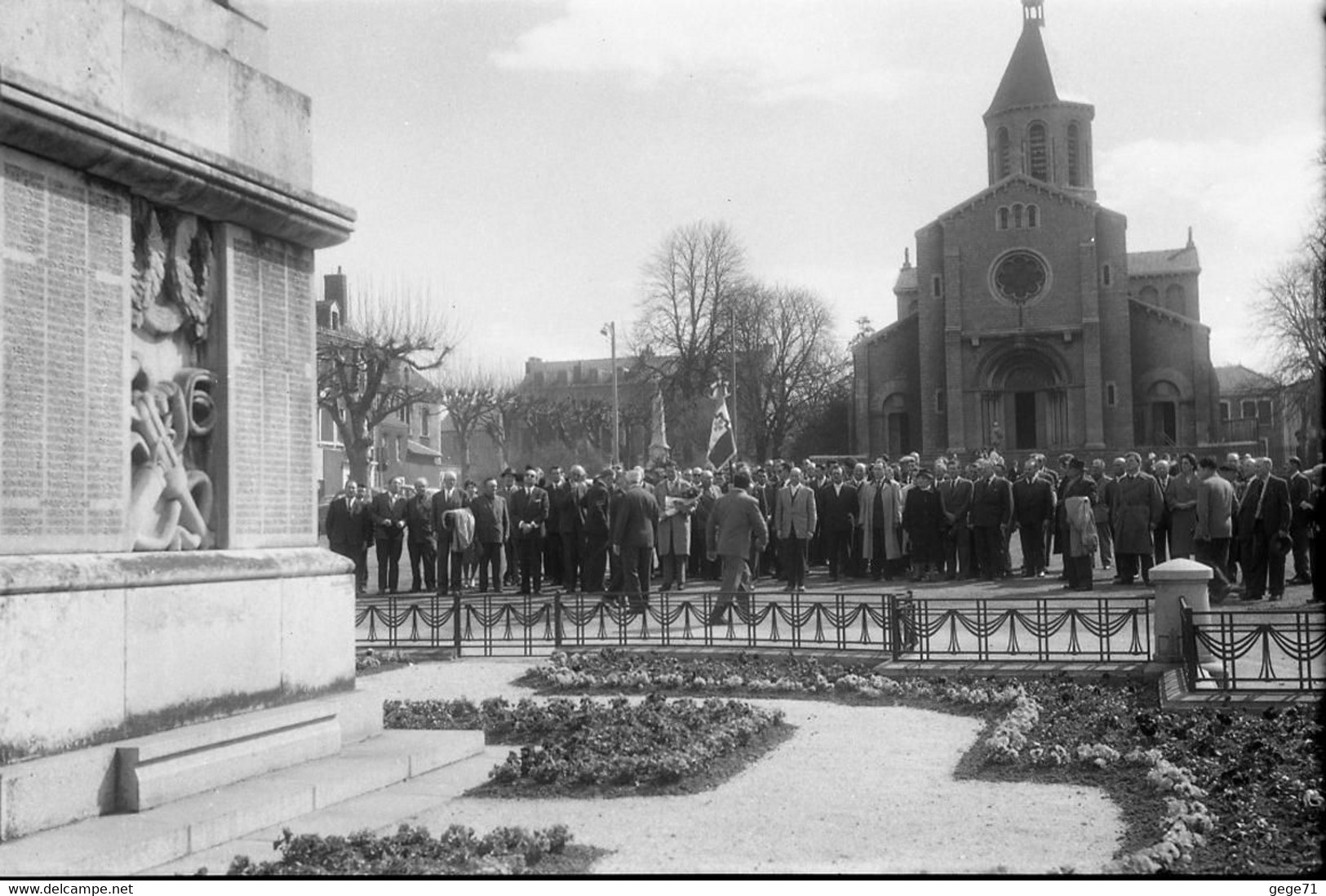 montceau les mines - 7 negatifs - commemoration devant monuments - années 50 a 60