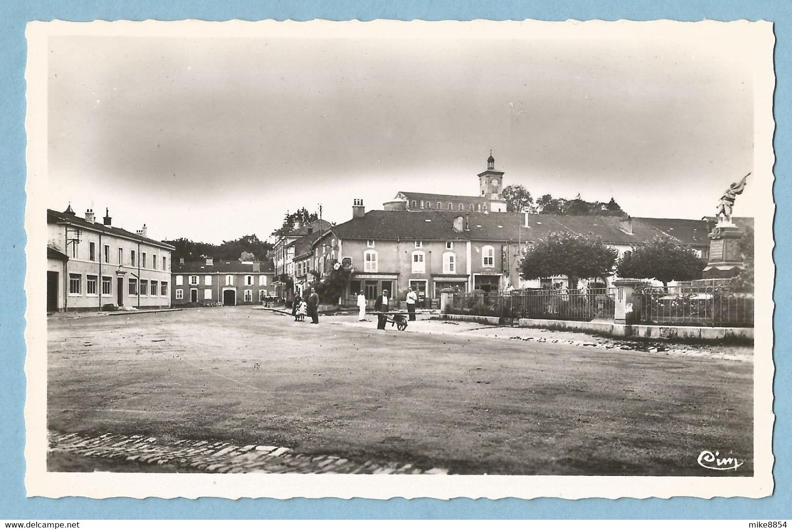 F0179   CPSM  CHATENOIS (Vosges)  Place Du Monument  -  Ecole Des Filles   +++++++++ - Chatenois