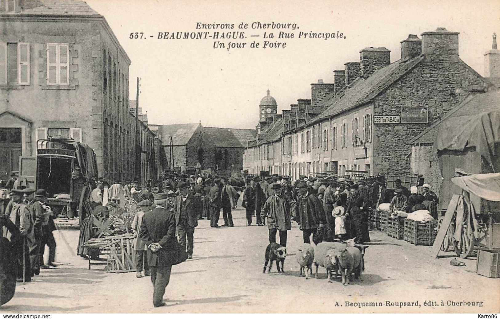 Beaumont Hague * La Rue Principale De La Commune , Un Jour De Foire * Marché Marchands - Beaumont